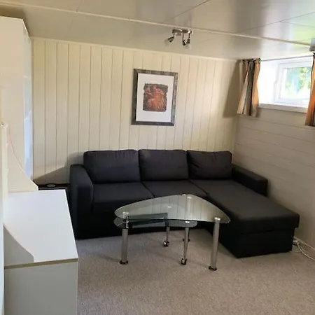 Quiet, Centrally-located Apartment, Parking Included Μόλντε