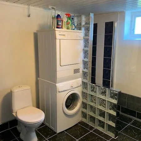 Quiet, Centrally-located Apartment, Parking Included Μόλντε